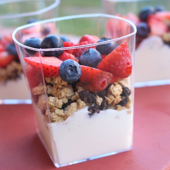 GRANOLA BERRY YOGURT PARFAIT